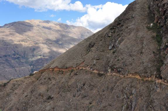 Trilha por montanhas e desfiladeiros no caminho para Choquequirao, no Peru